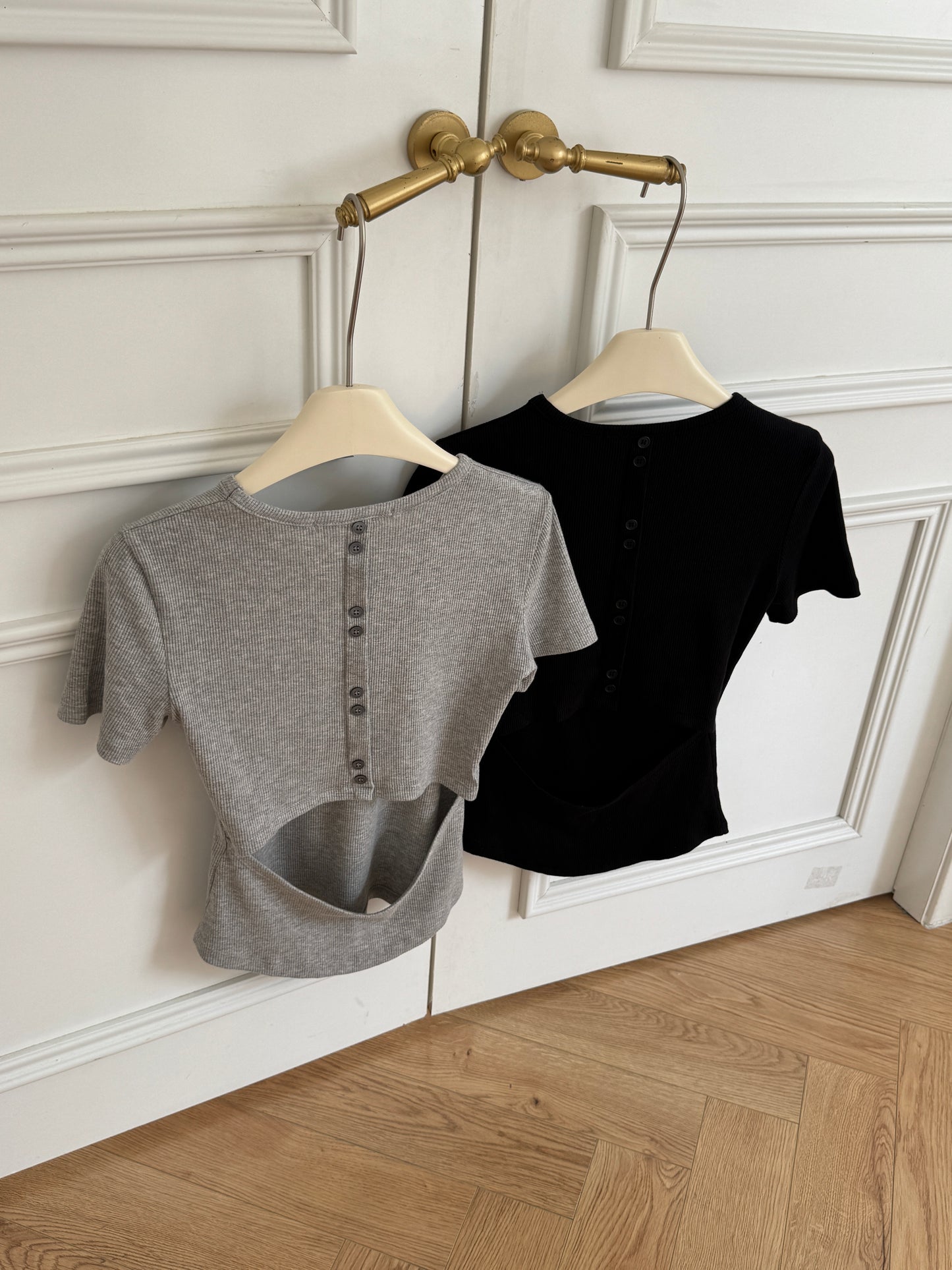 Button at the back Tee