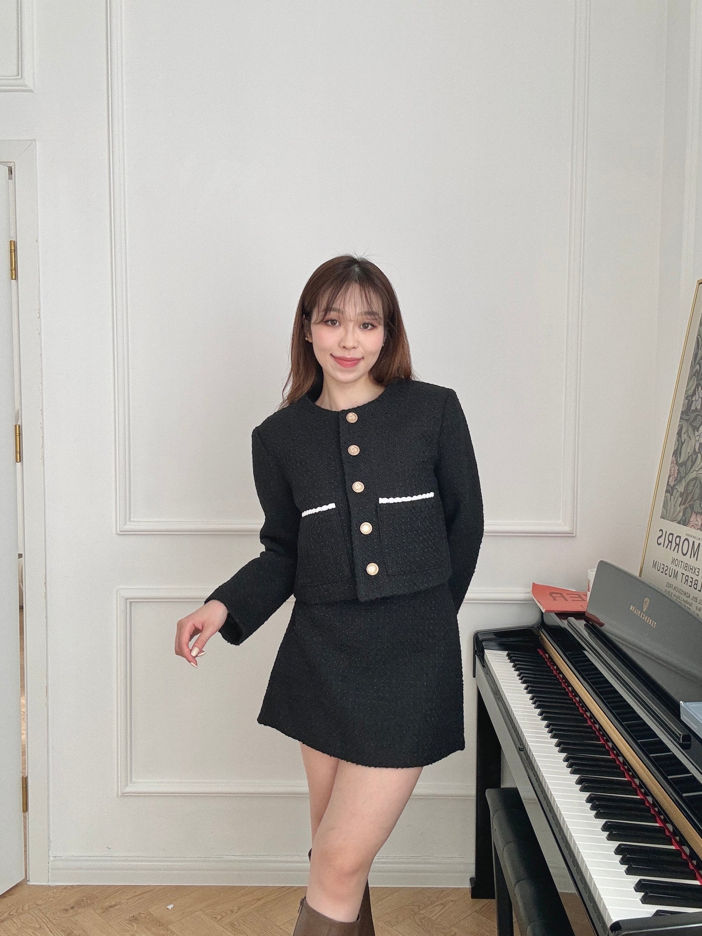 Chic jacket with gold button