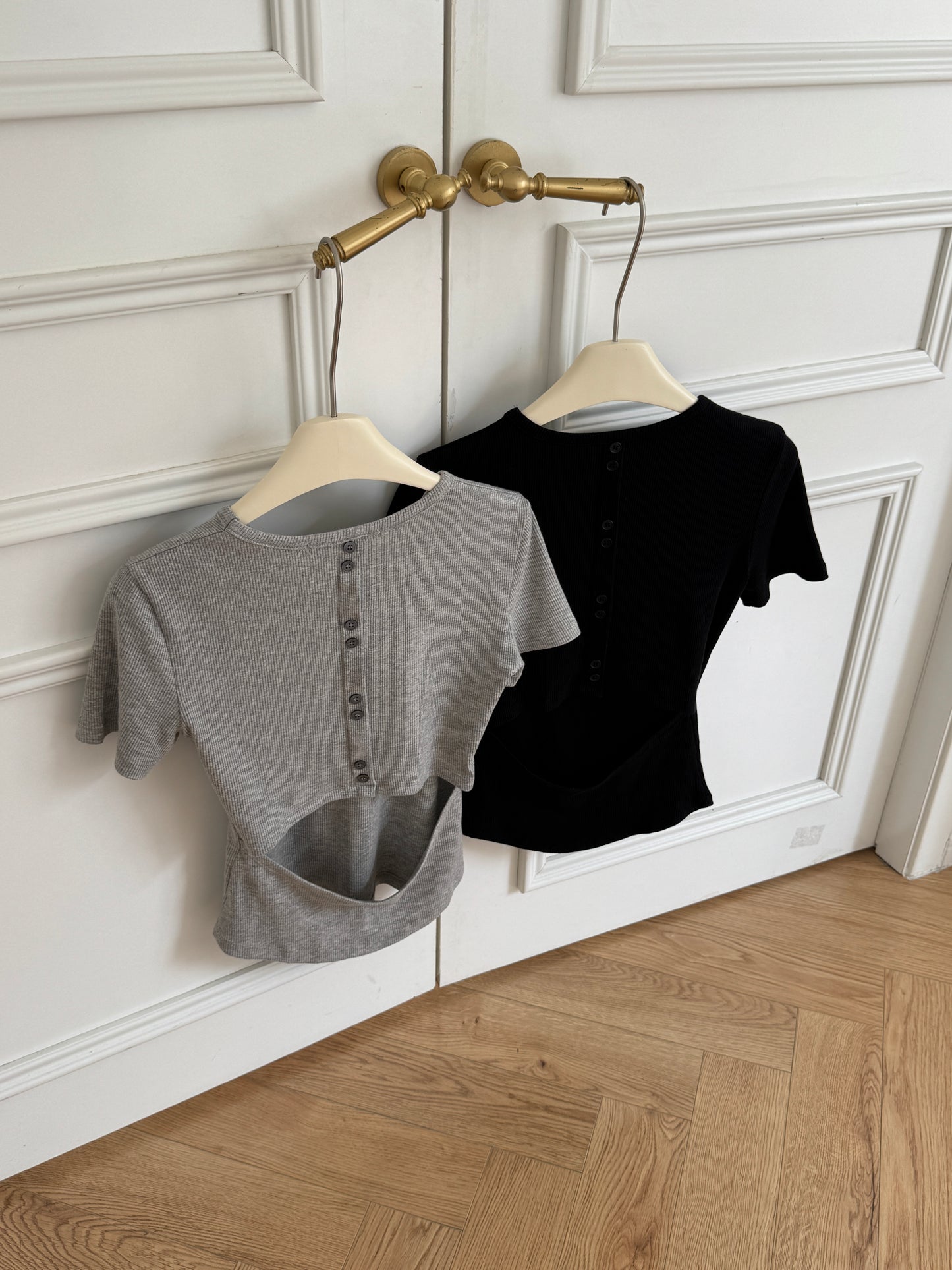 Button at the back Tee