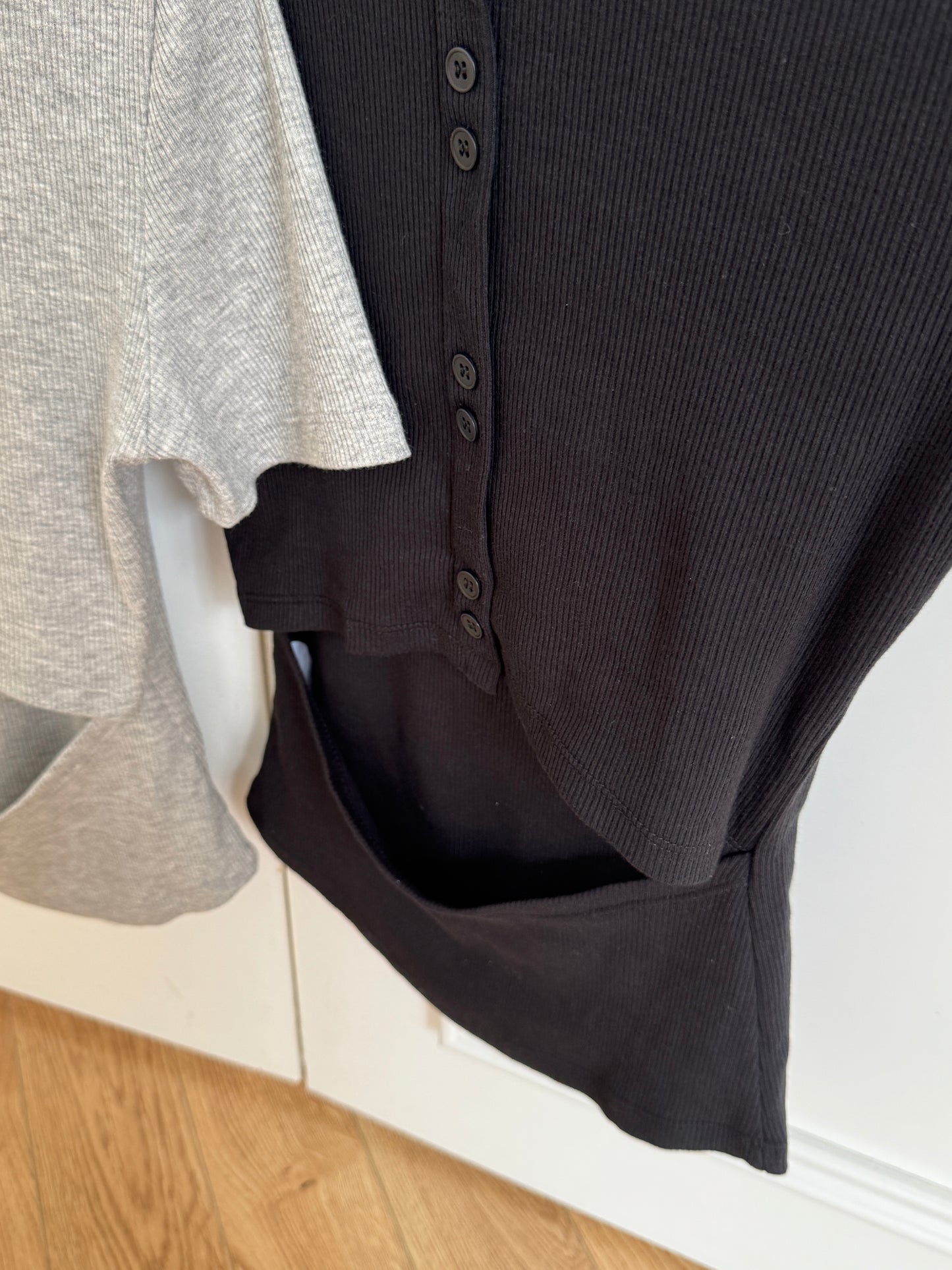 Button at the back Tee